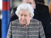 Королева Елизавета II засветила стильное пальто дорогой в Лондон