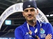 Попрощавшийся в феврале с футболом Касильяс получил золотую медаль чемпионата Португалии (Фото)