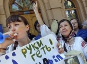 В законе есть "лазейки", чтобы сделать из русского государсвенный