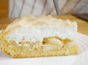 Ароматный яблочный пирог с пышной шапкой из безе