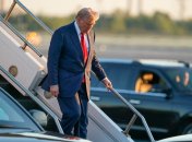 Трамп выходит из самолета