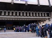 Как в мавзолей: в сети обсуждают видео огромной очереди на похоронах Кернеса