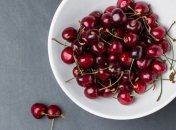 Поможет от подагры и наладит сон: 5 причин, почему стоит добавить вишню в свой рацион