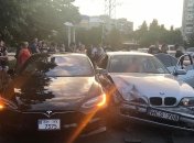 В Одессе мальчик угнал BMW на "евробляхах" и врезался в Tesla