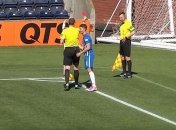 Судья показал красную карточку боковому арбитру, которого стошнило (Видео)