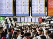 Пассажирам на чемоданах и лавочках пришлось ночевать в аэропорту Амстердама