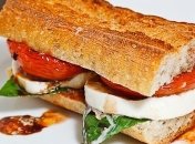 Рецепт дня: пряный горячий тост "Капрезе" 