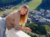 Леся Никитюк отдыхает в Карпатах: телеведущая продемонстрировала стильные джинсы с бахромой (Фото)