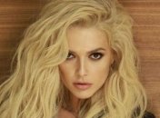 Полуобнаженная Эрика Герцег выставила напоказ пышную грудь