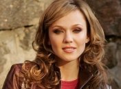 Альбина Джанабаева засветила обручальным колечком на пальце 