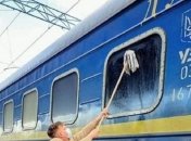 Турист из Дании помыл окна в поезде "Укрзализныци": в нашумевшем фото заметили интересное