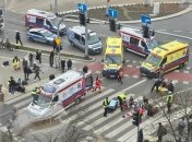 Автомобіль збив людей, які переходили дорогу по пішохідному переходу