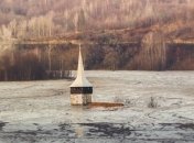 Токсическое озеро затопило румынский поселок