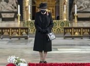 Королева Британии впервые с начала пандемии вышла на улицы Лондона. Фото