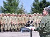 Президент анонсировал увеличение выплат военным в зоне АТО
