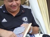 Английские болельщики продают значки, что бы купить пива (Фото)