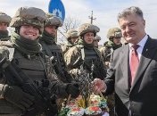 Порошенко обратился к военным: Держите порох сухим, не жалейте патронов