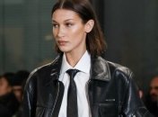 На примере Беллы Хадид галстук добавляет акцент к деловым лукам