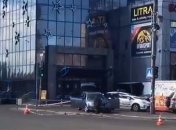 В Киеве возле торгового центра заминировали автомобиль