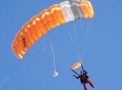 В Одессе парень прыгнул с балкона 24-этажа: от смерти его спас парашют (видео)