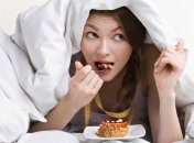 Диетологи дали ценные советы, как перестать есть по ночам