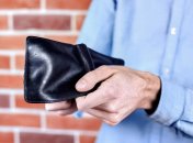 Мужчина с пустым кошельком