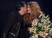 Эктор Хименес Браво преподнес Наталье Могилевской шикарный букет.