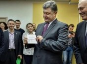 Порошенко первым в Украине получил биометрический паспорт