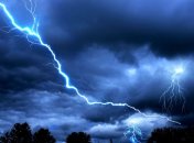 Если есть возможность, лучше переждать грозу под крышей