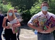 Тищенко хотів подарувати книги, а потрапив у черговий скандал