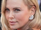 Шарлиз Терон похвасталась великолепной фигурой в ошеломляющих нарядах