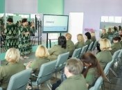 Освітяни були одягнуті в однакові футболки з шевронами