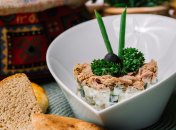 Намазку из тунца, яйца и огурцов можно подавать как салат