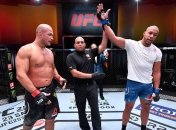 Французский гигант нокаутировал бывшего чемпиона жестким ударом локтем (видео)