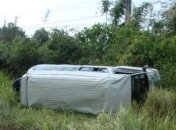 В Тайланде автобус с туристами слетел в кювет