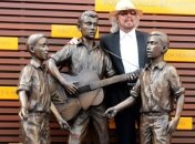 Легендарной группе поставили памятник