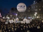 "Хватит!": Французы вышли на массовые акции протеста против антисемитизма