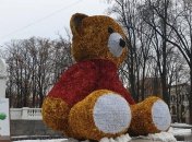 Новогоднее настроение: в Харькове гигантский медведь поет рождественские песни  