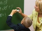 Азаров открестился, что учителям задержали зарплату из-за выборов