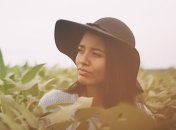 И стильно, и мама довольна: самые модные головные уборы сезона 2019