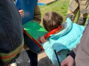 Девочка застряла головой на детской площадке под Днепром: спасателям пришлось резать качели