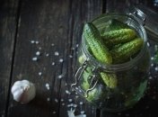 Хрустящие малосольные огурцы на минералке