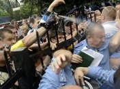 Валерий Коряк пообщался с митингующими под Святошинским райотделом