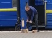 Проводник рубит дрова на перроне: этому "ноу-хау" нашлось объяснение
