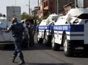 Протесты в Армении: Четверо полицейских находятся в заложниках