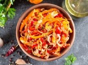 Еще неизвестно, что съедят быстрее: мясо или овощи по-корейски