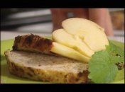 Рулет из птицы с яблоком