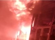 Огонь сжирал все на пути: новое видео пожара в харьковском ТЦ, снятое очевидцем