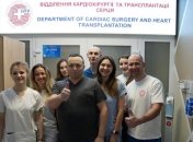 Кардиохирурги львовской больницы св. Пантелеймона с пациентом, которого оперировали