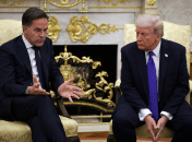 На фото издалека синяки едва заметны